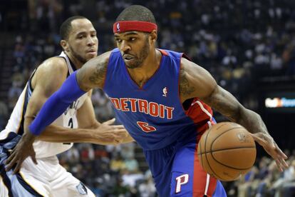 Josh Smith dribla a Tayshaun Prince 