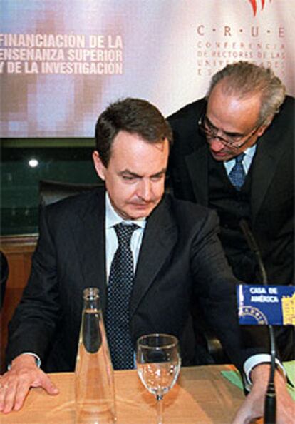 Zapatero escucha ayer a Gregorio Peces-Barba.