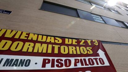 Cartel de venta de viviendas.