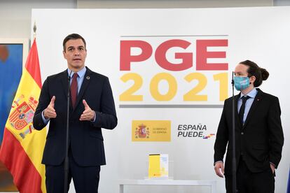 El presidente del Gobierno, Pedro Sánchez, y el vicepresidente segundo, Pablo Iglesias, en la presentación de los Presupuestos Generales de 2021, el pasado martes.