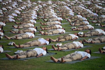 Mujeres policías durante una sesión de yoga en Jalandhar (India), el 21 de junio de 2018. 