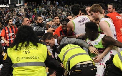 Imágenes de la pelea entre Bilbao Basket y Laboral Kutxa Baskonia.
