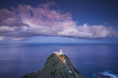 Faro da Maia, en Ponta do Castelo, en la isla de Santa María, Azores (Portugal).