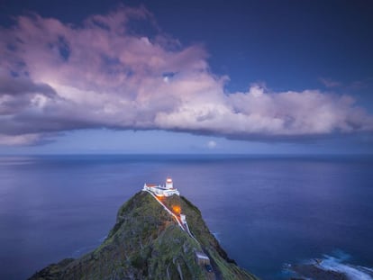 Faro da Maia, en Ponta do Castelo, en la isla de Santa María, Azores (Portugal).