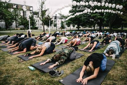 Un grupo de personas practica yoga en un parque