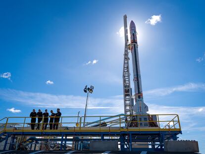 El cohete europeo reutilizable 'Miura 1', en su torre de lanzamiento en el centro de El Arenosillo (Huelva).