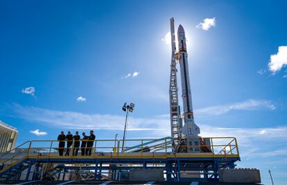 El cohete europeo reutilizable 'Miura 1', en su torre de lanzamiento en el centro de El Arenosillo (Huelva).