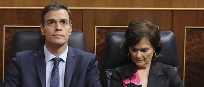 El presidente del gobierno Pedro S&aacute;nchez y la vicepresidenta Carmen Calvo en el hemiciclo del Congreso de los Diputados.