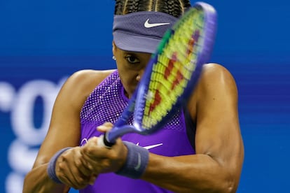 Osaka golpea durante el partido contra Muchova en la Arthur Ashe.