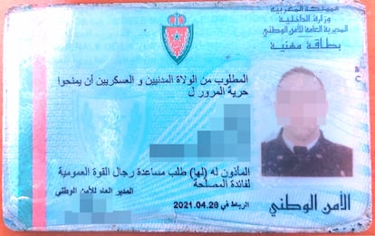 Carné profesional del policía marroquí M. C., que ha solicitado asilo en Ceuta.