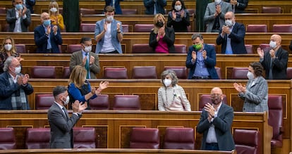 María Luisa Carcedo, en el centro, es aplaudida tra su intervención en el pleno. 