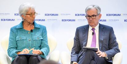 La presidenta del BCE, Christine Lagarde, y su homólogo de la Fed, Jerome Powell, en Sintra (Portugal) a finales de junio.