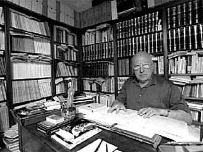 Jean Haritschelhar en el despacho de su casa, en la localidad vascofrancesa de Anglet.