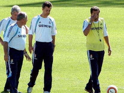 De izquierda a derecha, Antonio Melo (detrás), preparador físico; Paulo Campos, ayudante de campo; Marco Teixeira, segundo entrenador, y Vanderlei Luxemburgo, el técnico del Real Madrid, intercambian impresiones al término de una sesión preparatoria.