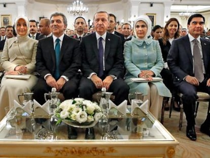Ceremonia del traspaso de poderes entre Abdul&aacute; G&uuml;l y Erdogan (en el centro), en Ankara el pasado 28 de agosto.