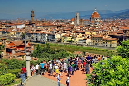 Los museos y palacios de Florencia la convierten en una de las ciudades más visitadas de Italia, y octava, por volumen fotográfico, en la lista de Sightsmap. Según esta web, la Piazzale Michelangelo (en la imagen) es el punto desde el que, quienes visitan la ciudad, sacan más fotos. Probablemente, por la panorámica que se obtiene desde aquí, escenario perfecto para un ‘selfie’ que compartir en redes sociales.