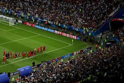 A equipe da Bélgica celebra a vitória junto a sua torcida.