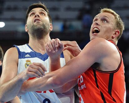 El pívot español del Real Madrid Felipe Reyes lucha en un rebote con el ala-pívot estadounidense del Valencia Basket Luke Sikma.