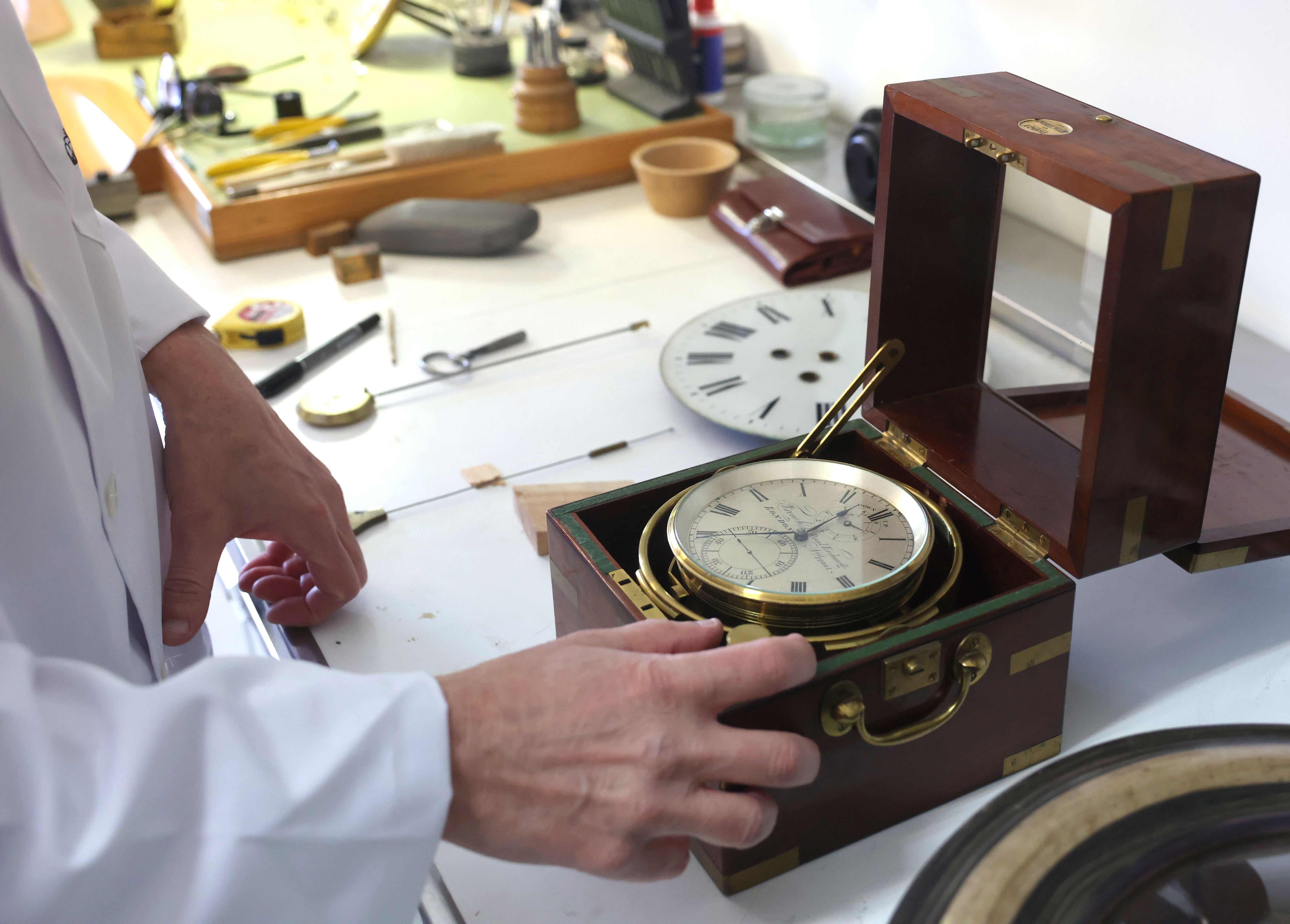 El tiempo de los reyes: el relojero de Palacio pone en hora una de las mayores colecciones del mundo para exponerla al público