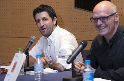 Lluís Pellicer, a l'esquerra, i José García-Montalvo, ahir a la presentació del llibre de Pellicer.