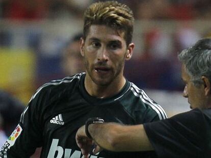 Mourinho y Ramos, durante el partido ante el Sevilla.