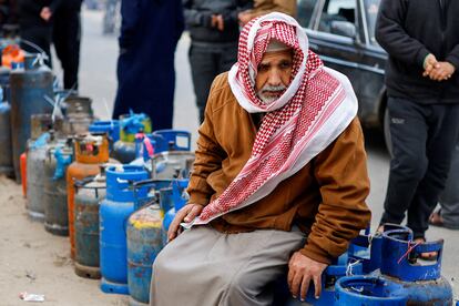 Un hombre esperaba para rellenar sus bombonas con gas para cocinar, este jueves en Rafah, en el sur de la Franja. 
