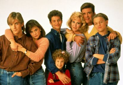 El reparto de 'Los problemas crecen', con Jeremy Miller (izquierda), Kirk Cameron (centro) y Leonardo DiCaprio (derecha).