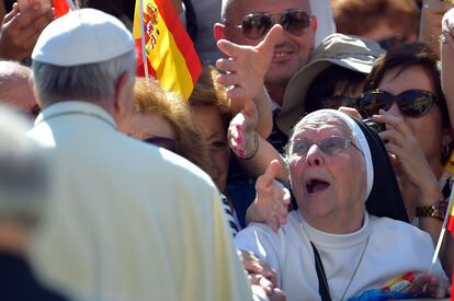 El papa Francisco saluda a una monja que esperaba entre la multitud su llegada a la audiencia general en la Plaza de San Pedro en el Vaticano.