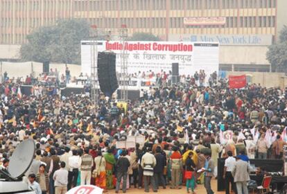 Miles de personas han marchado en varias ciudades de la India contra los últimos casos de corrupción.