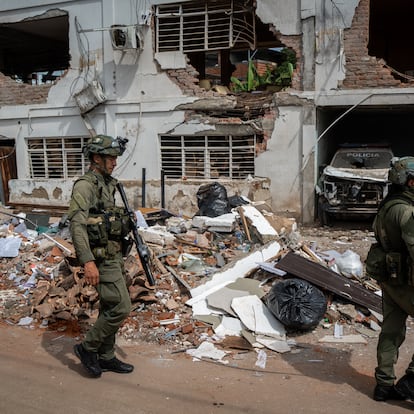 Militares frente a la estación de policía en el barrio Calicanto, en Buenos Aires, Cauca, el 21 de diciembre.