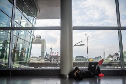 Un pasajero espera el reacomodo de su vuelo, el 30 de marzo en el aeropuerto de El Dorado.