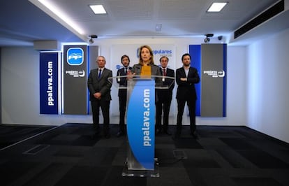 Arantza Quiroga, respaldada por los tres presidentes provinciales del PP vasco e Iñaki Oyarzabal, durante la rueda de prensa en la que ha anunciado a su nueva secretaria general, Nerea Llanos.