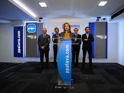 Arantza Quiroga, respaldada por los tres presidentes provinciales del PP vasco e Iñaki Oyarzabal, durante la rueda de prensa en la que ha anunciado a su nueva secretaria general, Nerea Llanos.