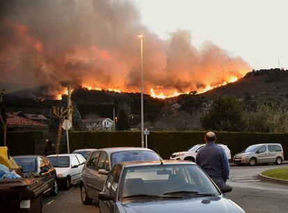 El fuego desatado en la localidad vizcaína de Berango avanza hacia Sopelana a pocos metros de viviendas y polígonos industriales de la zona.