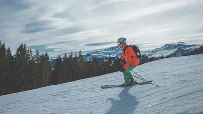 Una chaqueta, un pantalón y unos guantes son prendas indispensables en la práctica del esquí y otros deportes de nieve.