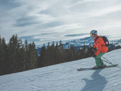 Una chaqueta, un pantal&oacute;n y unos guantes son prendas indispensables en la pr&aacute;ctica del esqu&iacute; y otros deportes de nieve.