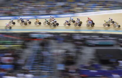 Un grupo de ciclistas en pista compiten durante la prueba femenina durante los Campeonatos del mundo de ciclismo en pista, en Hong Kong.