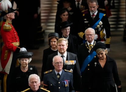 Los reyes Guillermo y Máxima de Holanda, Carlos Gustavo y Silvia de Suecia, Felipe VI y Letizia, Margarita de Dinamarca y la princesa Beatriz de Holanda, el 19 de septiembre de 2022 en el funeral de la reina Isabel II, celebrado en la abadía de Westminster en Londres (Reino Unido). 