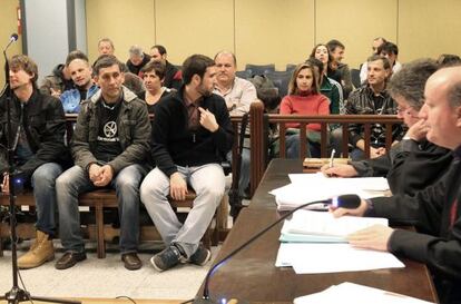 Tres miembros del comité de empresa de Metro Bilbao, entre ellos el presidente, Rafael Valencia (primero por la izquierda), en la vista oral del juicio sobre la interpretación del acuerdo laboral.