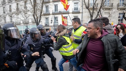 Varios manifestantes se enfrentan en Madrid a la Policía durante una de las protestas de los agricultores y ganaderos en febrero de 2014.