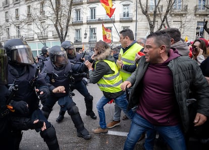 Varios manifestantes se enfrentan en Madrid a la Policía durante una de las protestas de los agricultores y ganaderos en febrero de 2014.