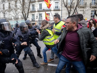 Varios manifestantes se enfrentan en Madrid a la Policía durante una de las protestas de los agricultores y ganaderos en febrero de 2014.