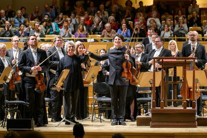 El director Semyon Bychkov y el violinista Augustin Hadelich (en el centro) rodeados por integrantes de la Filarmónica Checa, el 6 de marzo en el Auditorio Nacional de Madrid.