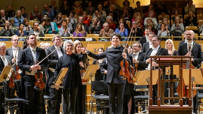 El director Semyon Bychkov y el violinista Augustin Hadelich (en el centro) rodeados por integrantes de la Filarmónica Checa, el 6 de marzo en el Auditorio Nacional de Madrid.