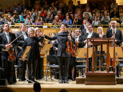El director Semyon Bychkov y el violinista Augustin Hadelich (en el centro) rodeados por integrantes de la Filarmónica Checa, el 6 de marzo en el Auditorio Nacional de Madrid.