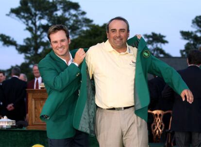 Ángel Cabrera recibe la chaqueta verde del último campeón del Masters, Trevor Immelman.