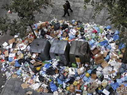 Acumulaci&oacute;n de basura en el centro de Madrid durante la huelga de noviembre de 2013.