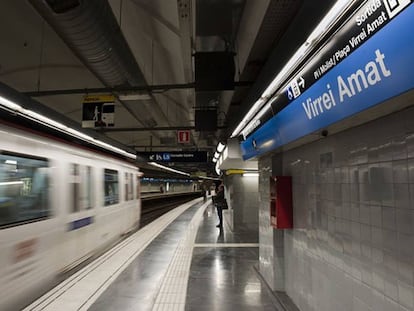 L'estació de Virrei Amat de la L5 del metro de Barcelona, buida, aquest dimecres.