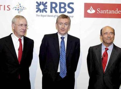 Los primeros ejecutivos de Fortis, Jean-Paul Votron (izquierda); RBS, Fred Goodwin, y Santander, Emilio Botín.