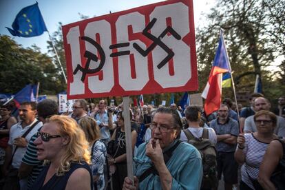 Cientos de personas participan en una protesta frente a la Embajada rusa en Praga (República Checa) con motivo del 50 aniversario de la invasión de la URSS y el Pacto de Varsovia a Checoslovaquia para aplastar la Primavera de Praga en 1968.